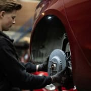 Tesla mekaniker i færd med udskiftning af hjul på Tesla værksted