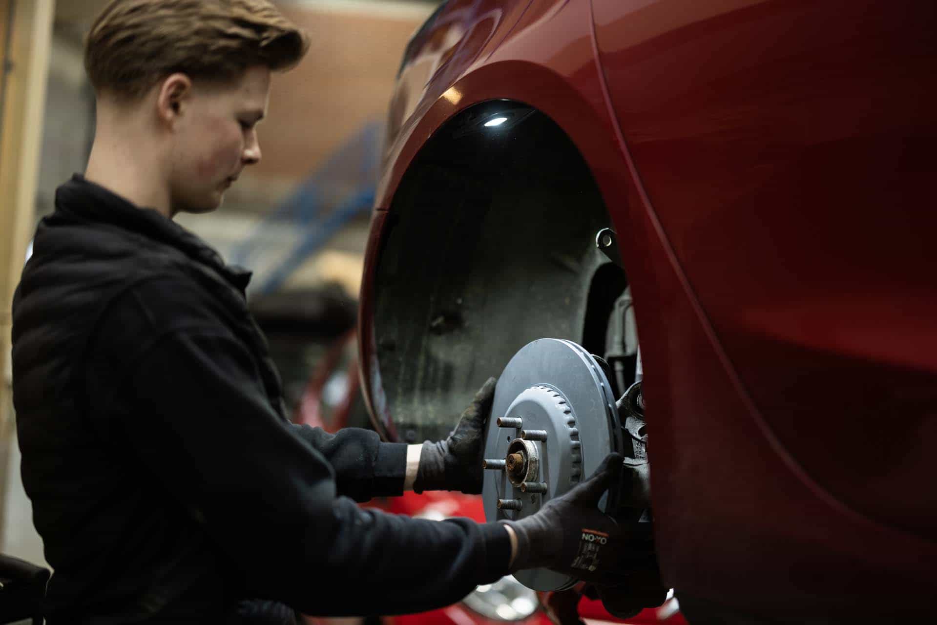 0U2A7264 Tesla mekaniker i færd med udskiftning af hjul på Tesla værksted